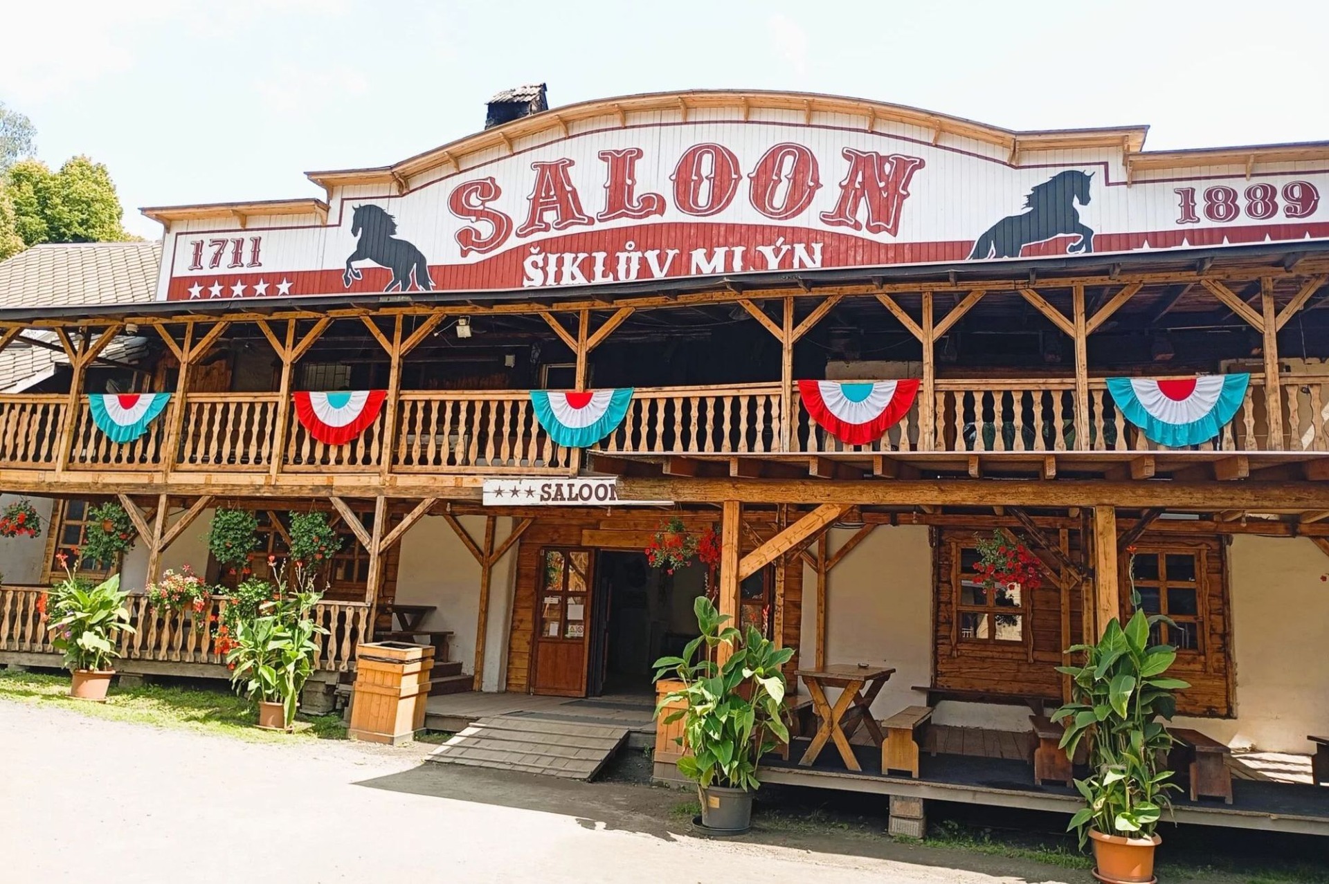 RESTAURACE SALOON
